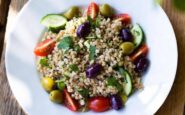 la salute nel piatto insalata di farro con olive e prosciutto pranzo top il consiglio del nutrizionista 2