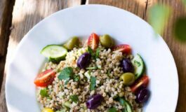 La salute nel piatto Insalata di farro con olive e prosciutto pranzo top il consiglio del nutrizionista 265x160