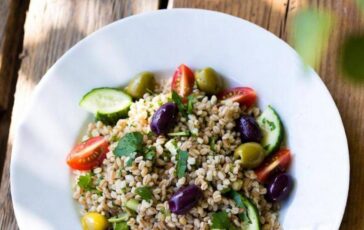 La salute nel piatto Insalata di farro con olive e prosciutto pranzo top il consiglio del nutrizionista 364x230