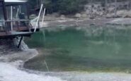 lago ghedina il titolare del ristorante sulla riva bacino pieno solo a meta gia perso 25 fatturato 2