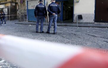 Lite tra ragazzini in centro a Napoli accoltellato 14enne 15enne fermato per tantato omicidio 364x230