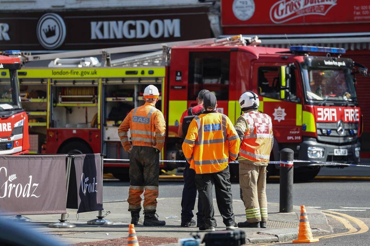 Londra, incendio in supermercato Kosher: 100 pompieri in campo