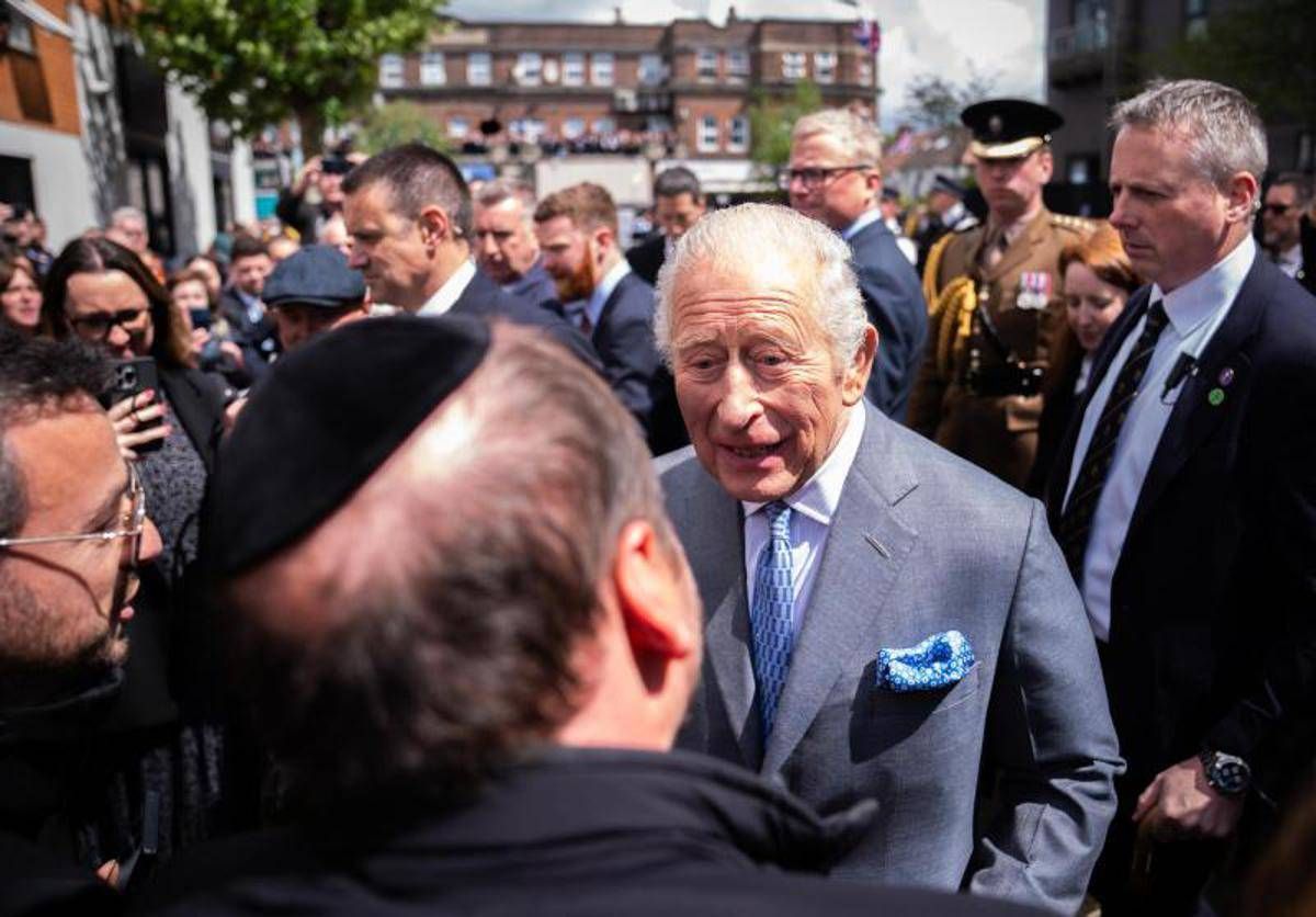 Londra, re Carlo incontra le vittime dell'attacco al quartiere ebraico Golders Green
