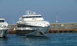 Mare forza 4 scoppiano finestrini sul traghetto veloce Napoli Capri 265x160