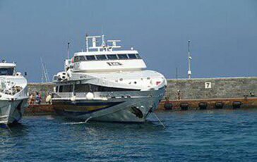 Mare forza 4 scoppiano finestrini sul traghetto veloce Napoli Capri 364x230