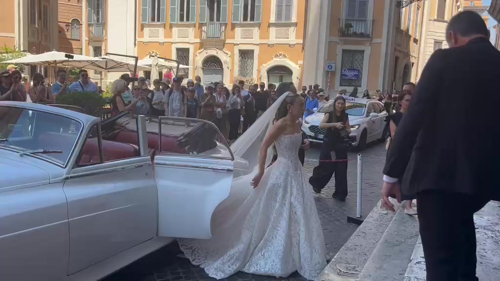 Matrimonio a Roma per Will Smallbone centrocampista del Millwall larrivo della sposa poster