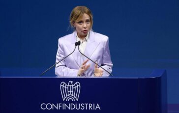 Meloni cita Virgilio allassemblea di Confindustria Cosi si sale alle stelle 364x230