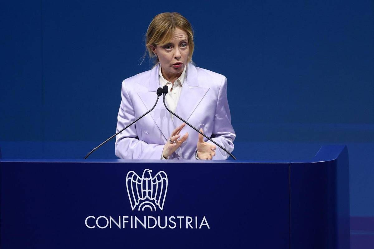 Meloni cita Virgilio all'assemblea di Confindustria: "Così si sale alle stelle"