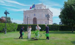 Meloni e Modi piantano gelso a Villa Pamphilj Simbolo di amicizia poster 265x160