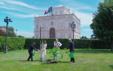 Meloni e Modi piantano gelso a Villa Pamphilj Simbolo di amicizia poster 364x230