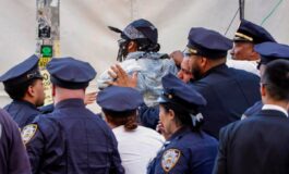 Met Gala proteste contro Jeff Bezos arrestato manifestante 265x160