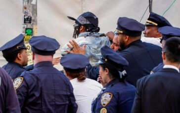 Met Gala proteste contro Jeff Bezos arrestato manifestante 364x230