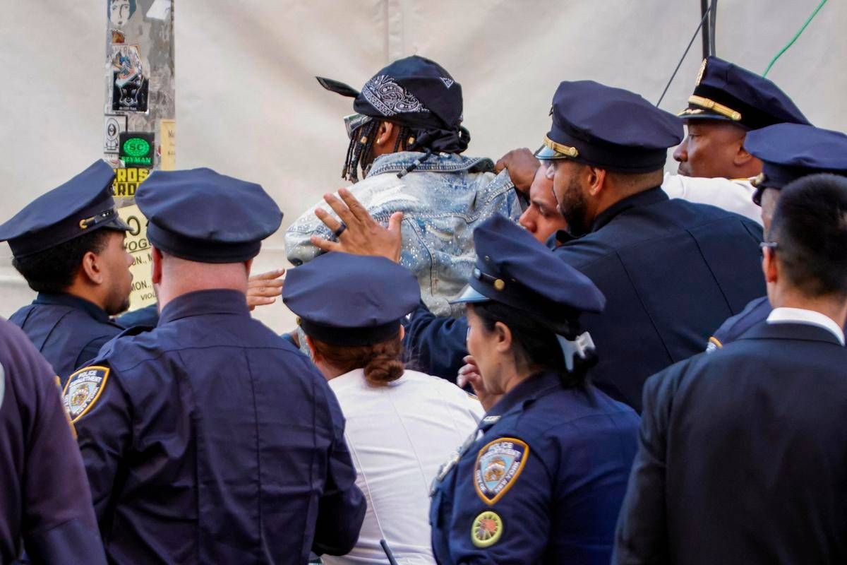 Met Gala, proteste contro Jeff Bezos: arrestato manifestante