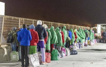Migranti neonata morta per ipotermia dopo sbarco a Lampedusa 364x230