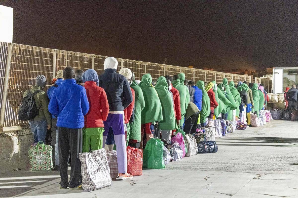 Migranti, neonata morta per ipotermia dopo sbarco a Lampedusa