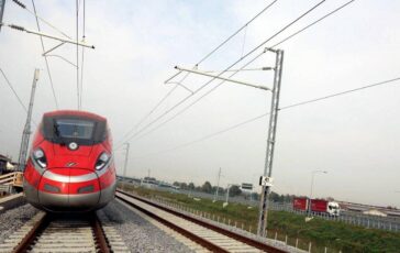 Milano Bologna ritardi fino a 2 ore sullalta velocita per la presenza di persone sui binari 364x230