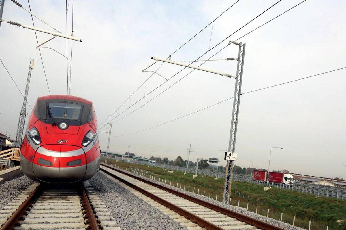 Milano-Bologna, ritardi fino a 2 ore sull'alta velocità per la presenza di persone sui binari