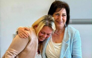 Modena labbraccio degli infermieri alla collega Viktoriya Prudka che ha soccorso la turista tedesca 364x230
