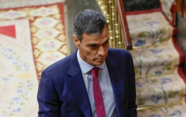 Moglie e fratello indagati tra proteste e perquisizioni il giugno difficile di Sanchez 364x230