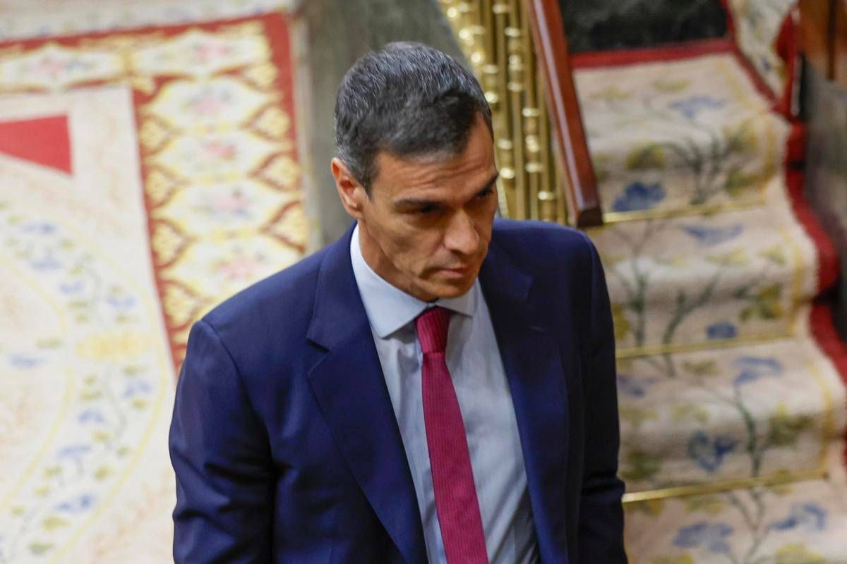 Moglie e fratello indagati, tra proteste e perquisizioni il giugno difficile di Sanchez