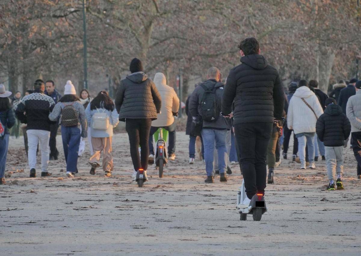 Monopattini elettrici, conto alla rovescia per l'obbligo di targa: la scadenza e le multe, cosa fare