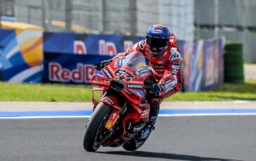 MotoGp Bagnaia in pole nel Gp Francia davanti a Marquez e Bezzecchi. La griglia di partenza 364x230