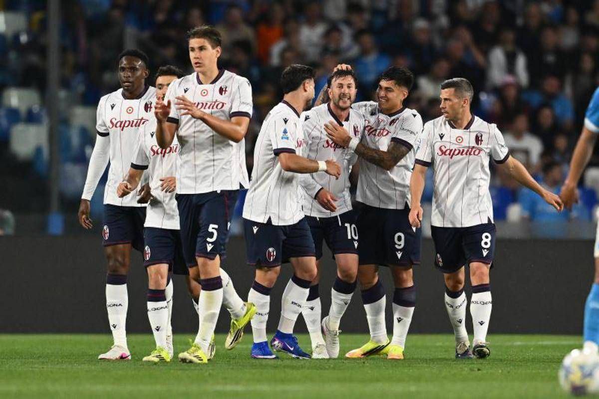 Napoli-Bologna 0-2, Orsolini raddoppia su rigore (con Var) e gli azzurri protestano: cos'è successo