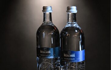 Nuova bottiglia in vetro top label e Premio culturale parte il rilancio di Acqua Nocera Umbra 364x230