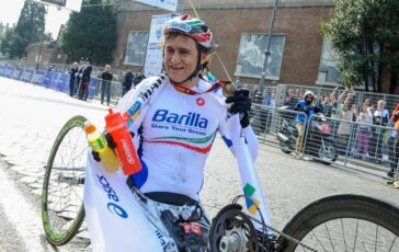 Oggi i funerali di Alex Zanardi a Padova persone in coda da ore la sua handbike sullaltare 364x230