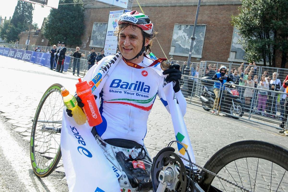 Oggi i funerali di Alex Zanardi a Padova: persone in coda da ore, la sua handbike sull'altare