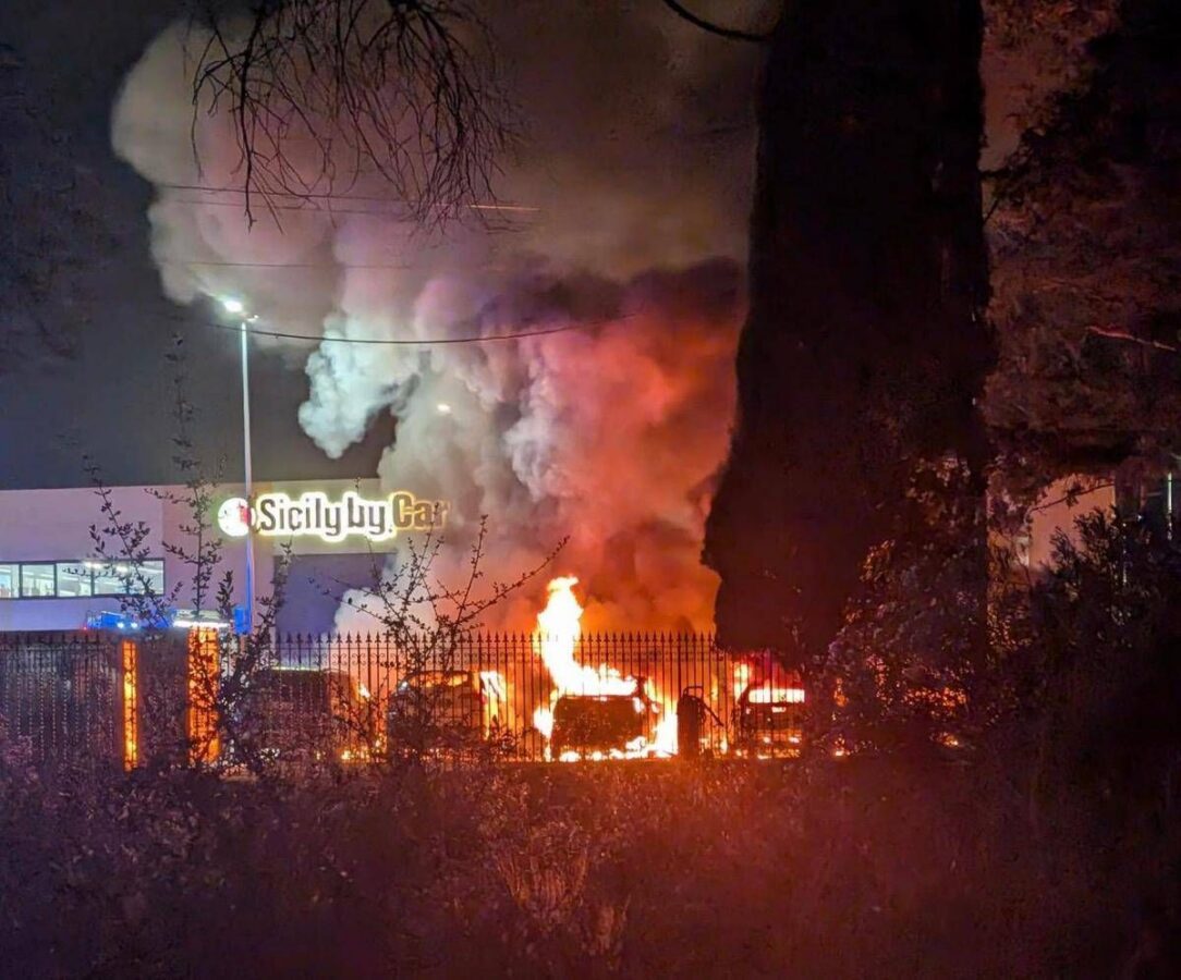 Palermo, incendio in azienda di noleggio auto: a fuoco una decina di mezzi