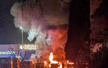 Palermo incendio in azienda di noleggio auto a fuoco una decina di mezzi 364x230