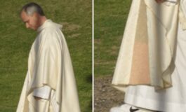 Papa Leone XIV indossa le Nike sotto la veste sacra spuntano le sneakers la foto virale 265x160