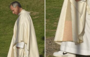 Papa Leone XIV indossa le Nike sotto la veste sacra spuntano le sneakers la foto virale 364x230