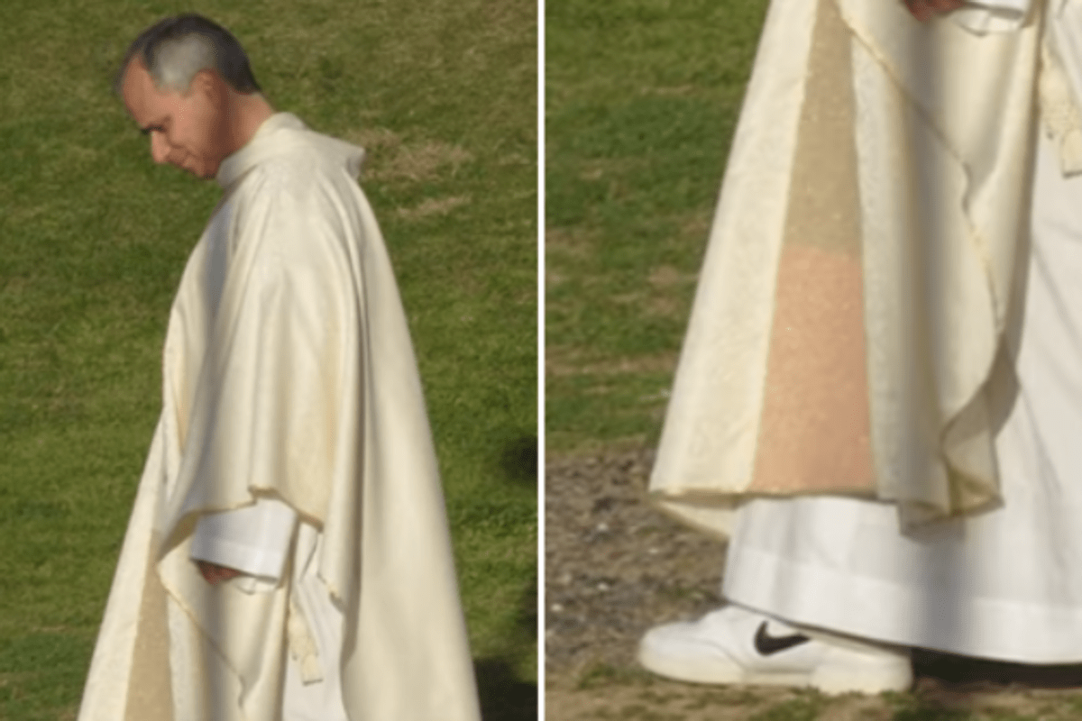 papa leone xiv indossa le nike sotto la veste sacra spuntano le sneakers la foto virale 4