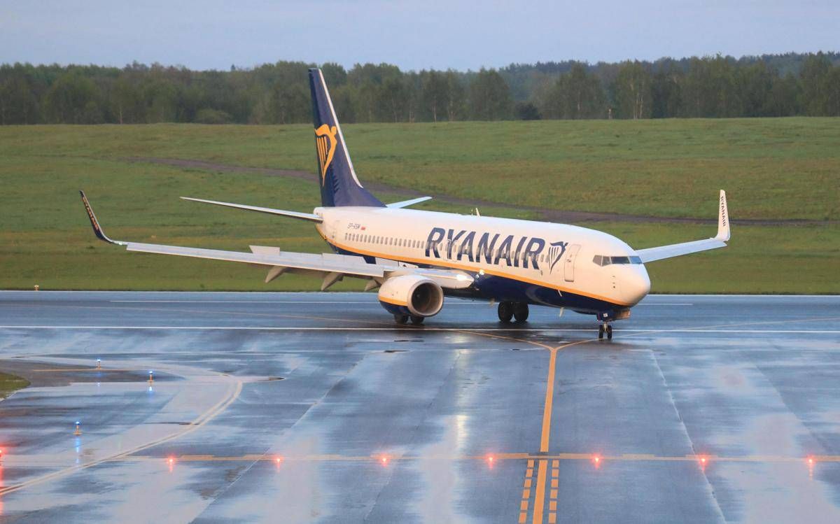 Passeggero ubriaco su un volo Ryanair, l'aereo è costretto a un atterraggio di emergenza