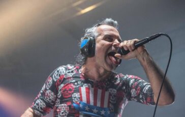Pelu e lo show denuncia al Concertone primo maggio Mussolini traditore morto sul lavoro 364x230