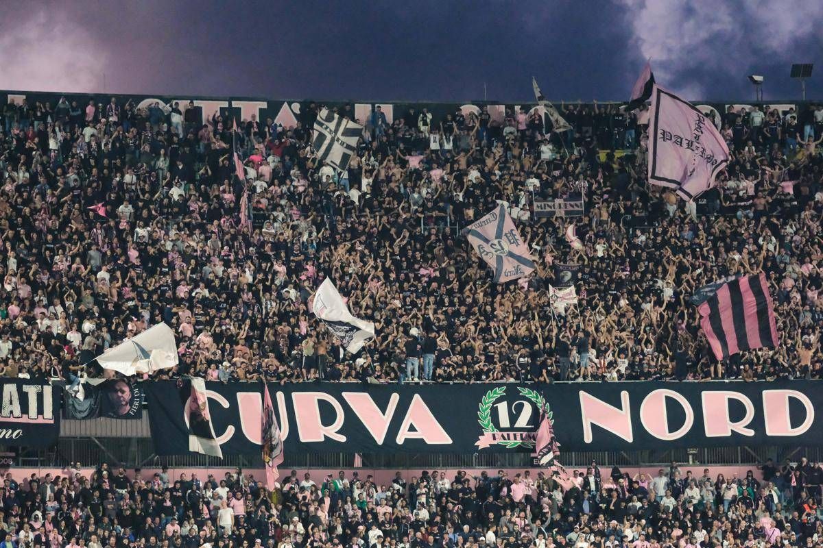 Petardi in campo, rissa e ospiti scortati fuori: caos in Palermo-Catanzaro