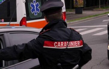 Piacenza donna trovata morta in casa uccisa a coltellate si cerca il marito 364x230