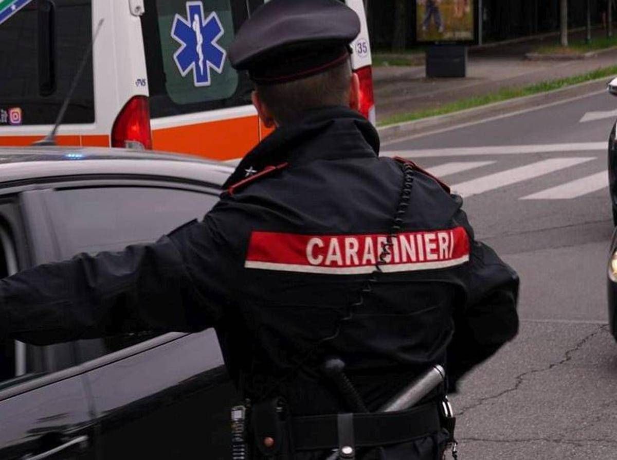 Piacenza, donna trovata morta in casa: uccisa a coltellate, si cerca il marito