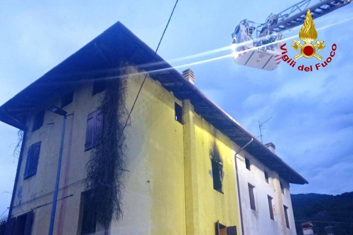Pordenone, incendio in abitazione: salvata un'anziana