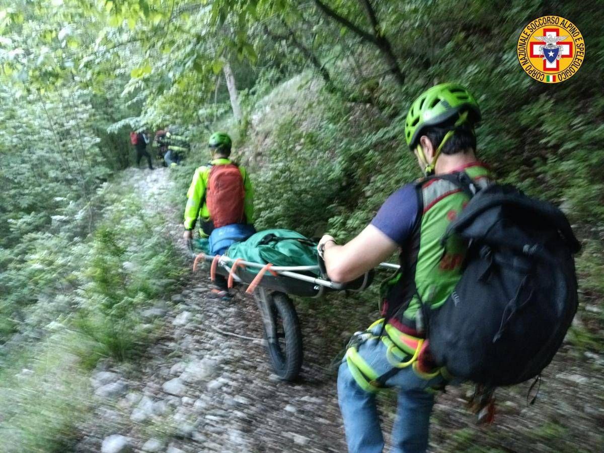 Precipita in un dirupo e finisce nel torrente, morto escursionista