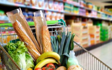 Prezzi alle stelle per la guerra dalle bollette al cibo conto da oltre 1.200 euro per le famiglie 364x230