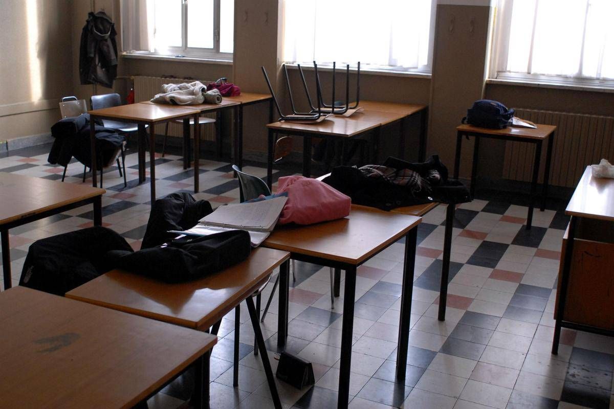 Prof aggredito da 11enne sul casco del ragazzo le scritte sulle stragi Usa