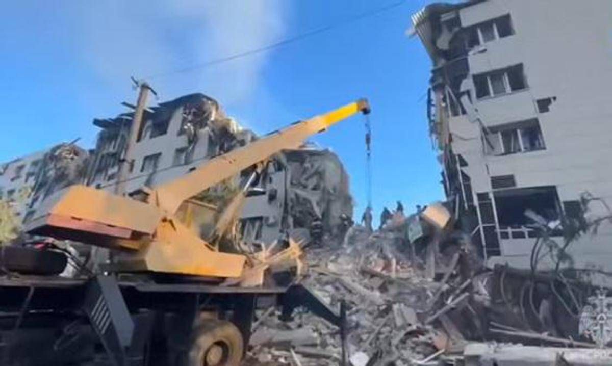 Putin prepara la risposta dopo il raid su Starobelsk: 16 morti, tra cui 4 bambini. Kiev colpisce in profondità la Russia