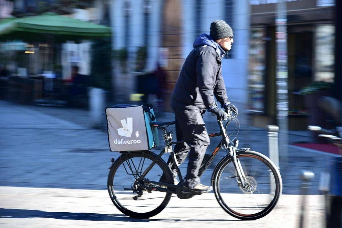 Rider, istruttoria Antitrust su Glovo e Deliveroo per info ingannevoli