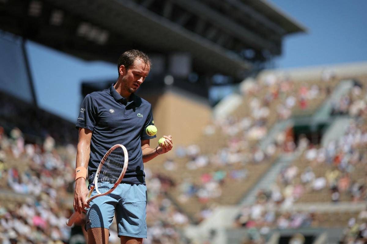 Roland Garros Medvedev soffre il caldo e litiga con la moglie Comportati bene
