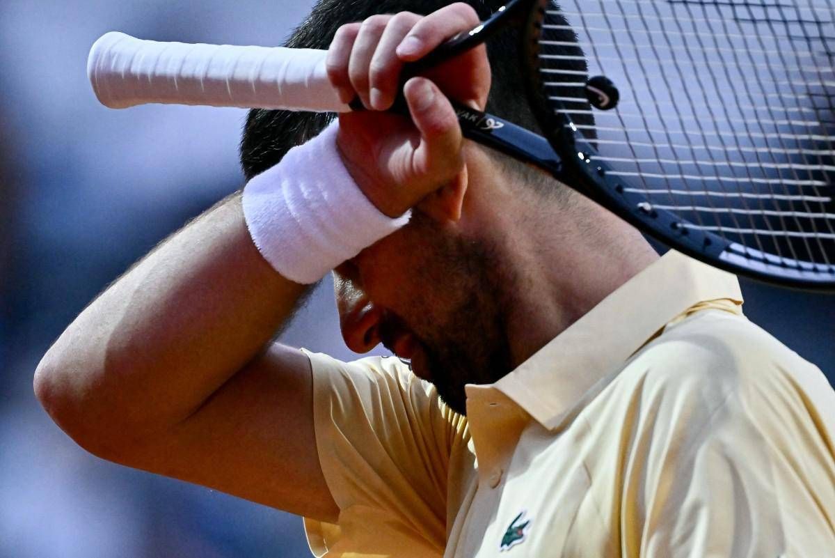 Roland Garros, tifosi Djokovic gridano al complotto: "Perchè Sinner gioca la sera?"