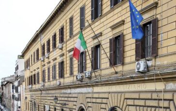 Roma entra in casa della ex e accoltella un amico 364x230