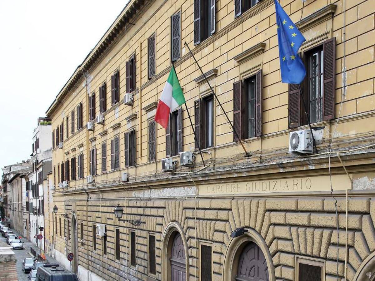 Roma, entra in casa della ex e accoltella un amico